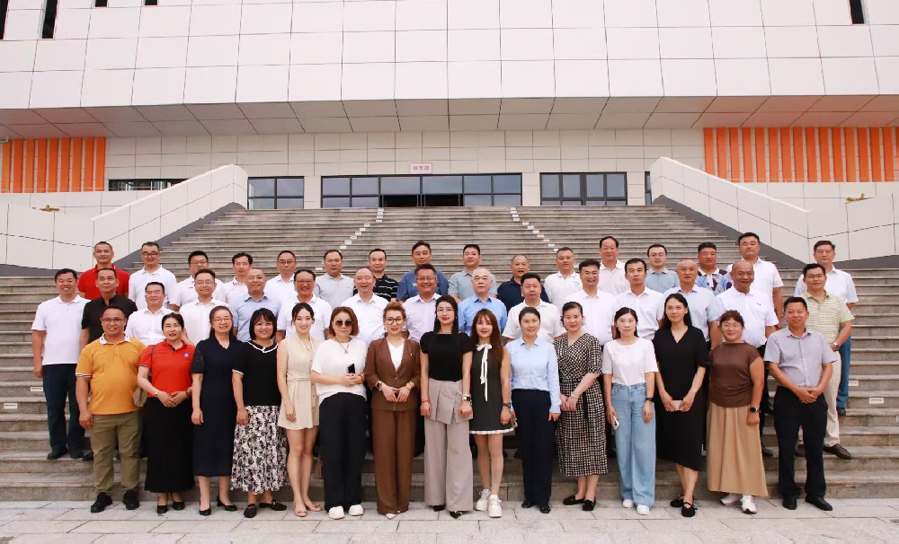 海南省湖南商会召开在琼湘籍商会第二十四次秘书长联席会暨异地商会秘书长走进海口金海中学考察交流